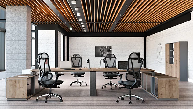 Rozmowa w przestrzeni biurowej - kobieta z mężczyzną siedzą na czarnych krzesłach obrotowych, w otoczeniu stanowisk pracy.